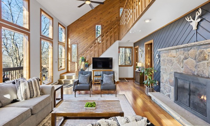 Lake Harmony Estates Ski Chalet | Karaoke! LUX French Chalet HotTub Pool Table FirePit Pets AC Beach+Lake Access!