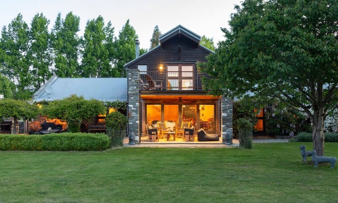 Arrowtown House | Karavanserai | Outdoor Fireplace | Spacious Home