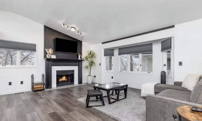 Fairview Apartment | Karluk oasis. 2-bedroom 1 bath apartment in Anchorage