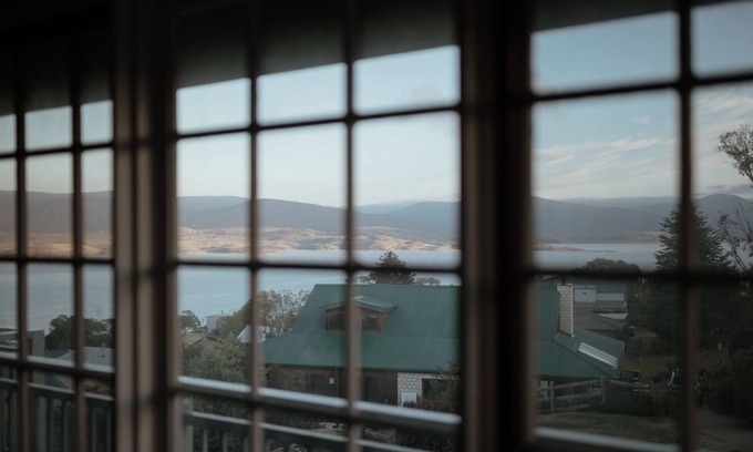 East Jindabyne Apartment | Karoonda Lodge located in Tyrolean Village and has spectacular views over Lake Jindabyne and the Sno