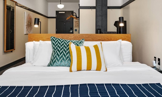 East Liberty Apartment | Kasa | Classic Studio Near Carnegie Museum of Art | The Maverick