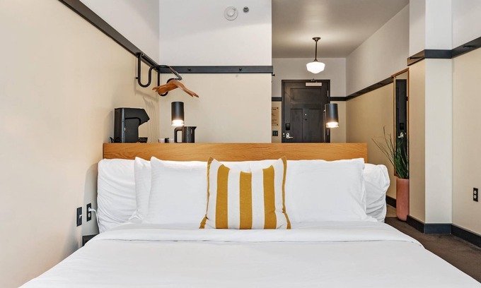 East Liberty Apartment | Kasa | Enjoy Local Dining in East Liberty | The Maverick