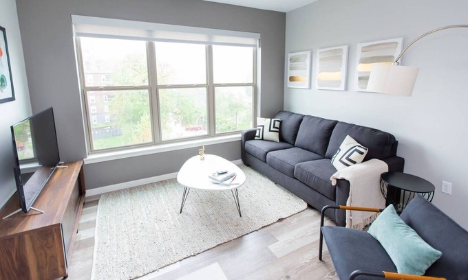 DeBaliviere Place Apartment | Kasa | Family Friendly 2BD + Near Zoo | Forest Park