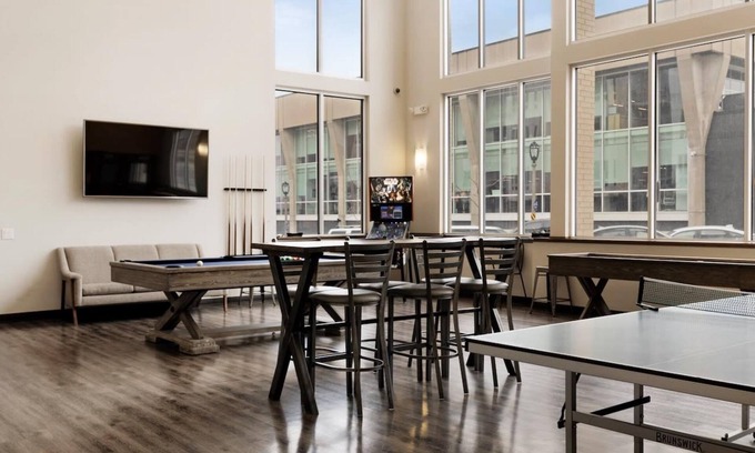 Westown Apartment | Kasa Family Friendly Westown 2BD Amenity Access Milwaukee