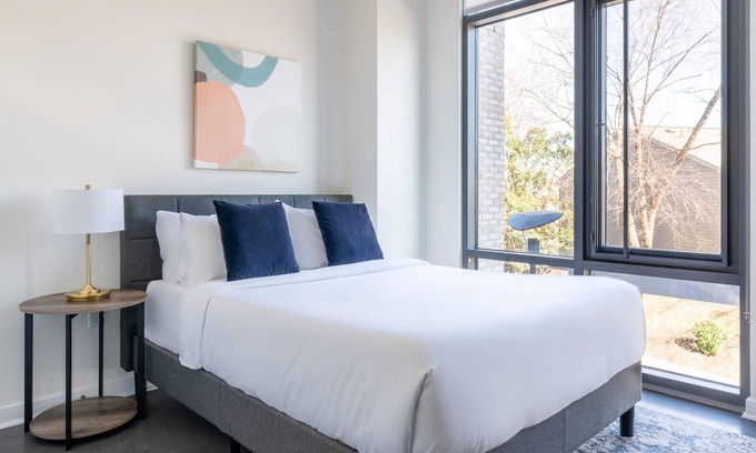 Del Ray Apartment | Kasa | Homey Studio + Rooftop Terrace | Alexandria