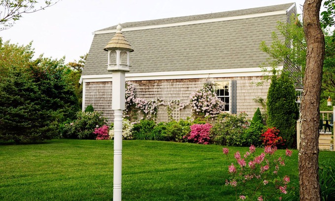 Katama House | Katama Beautifully Landscaped close to Beach/Edgartown - Air conditioned