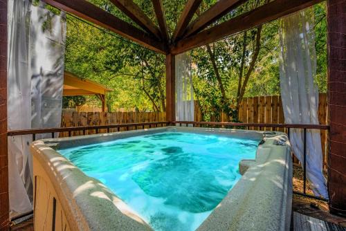 Fredericksburg House | Kay Street Bungalow - Hot Tub Fire Place & Close to Main