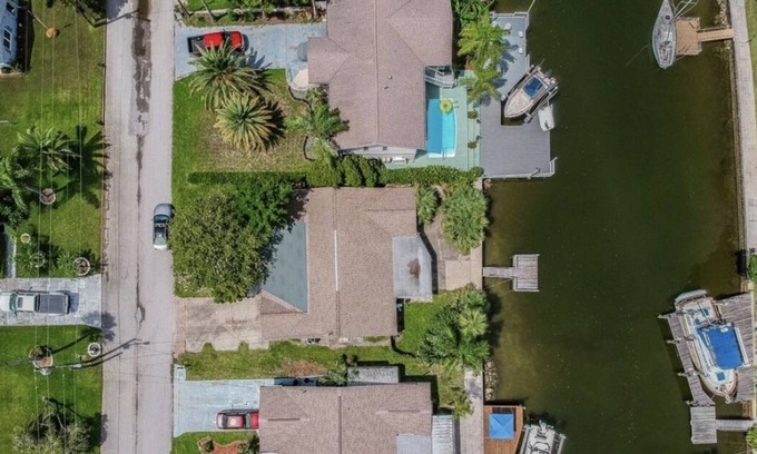 Riviera Estates Replat House | Kayak around the neighborhood
