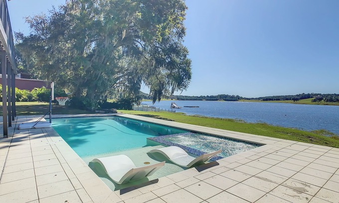 Dade City House | Kayaks/Spa/Pool/Firepit/Dog friendly Lakehouse Getaway!