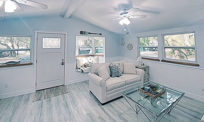 Odessa House | Kayaks, walking to the lake, private gated community.