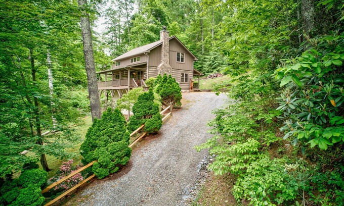 Vilas Cabin | Kaylee's Kabin is a 2BR 2B log cabin located in Valle Crucis. Peaceful, private and pet friendly!