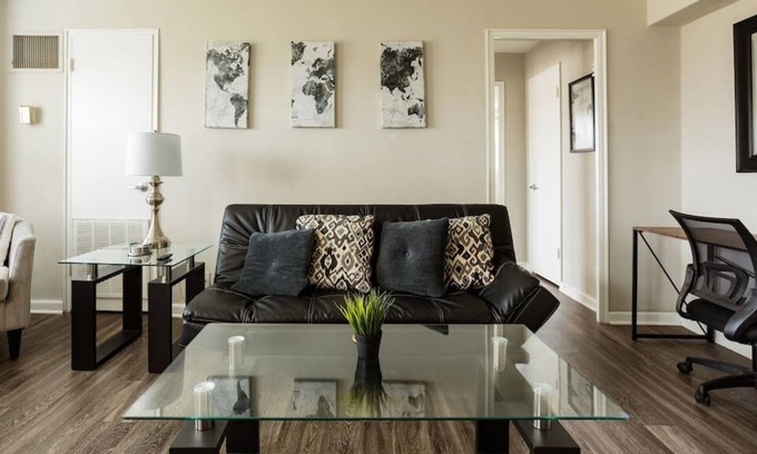Country Club Plaza Area Apartment | KC Plaza Unit One Bedroom with Gym Pool Parking