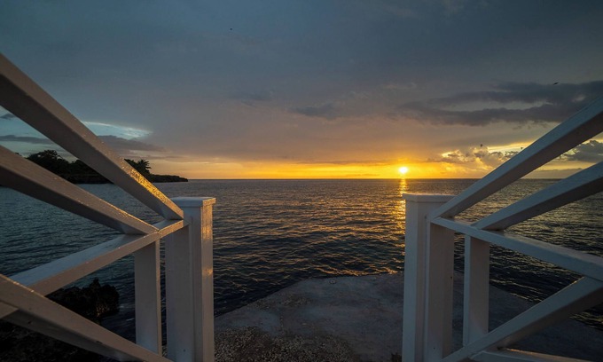 Lances Bay Villa | Kelso Sunset Villa -Cozy Quiet Retreat-Comfortable sleeps 8 n2 King/4 Queen Beds