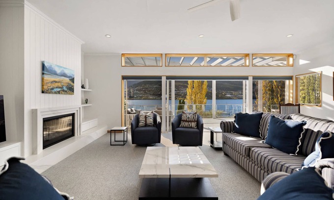 Kelvin Heights House | Kelvin Heights Retreat Lake Views BBQ Fireplace