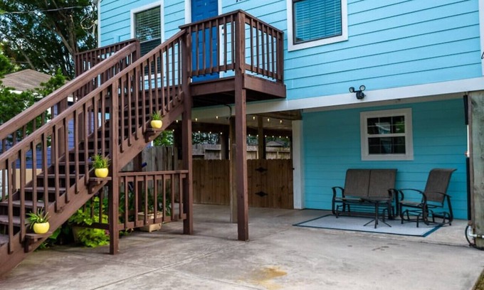 Clear Lake Shores House | Kemah Getaway-Whole House with Private Fenced Backyard
