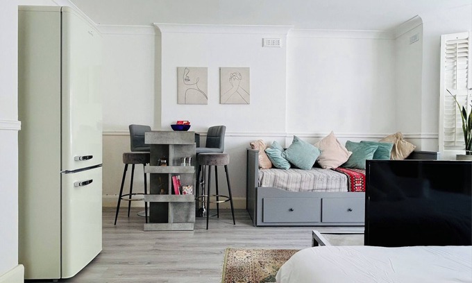Abingdon Apartment | Kensington Studio Gem - Rare find by Holland Park