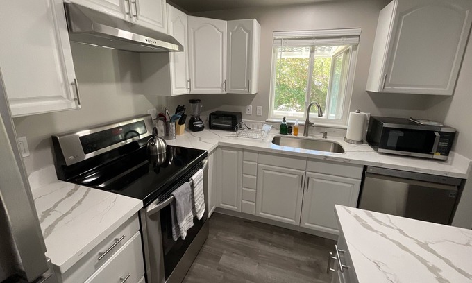 Kent House | Kent-EntireUpperLevel Duplex on Private Street