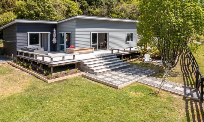 Paraparaumu Cottage | Kereru Cottage Tranquil Setting