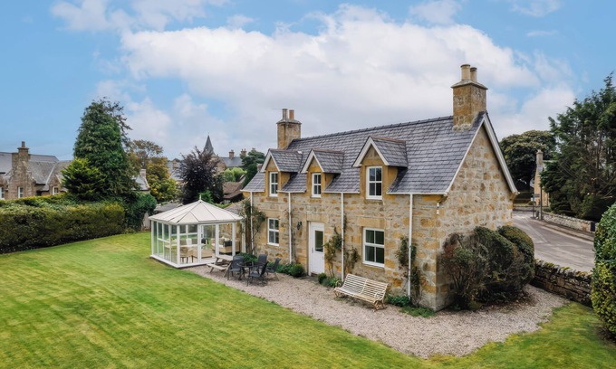 Dornoch Cottage | KERRISDALE, family friendly, with a garden in Dornoch