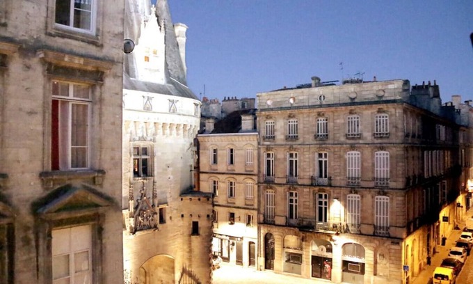 Hotel de Ville - Quinconces Apartment | Key to Bordeaux · fairytale view, 2 bd + elevator