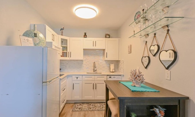 Largo Apartment | Kick back and relax in this calm, stylish space
