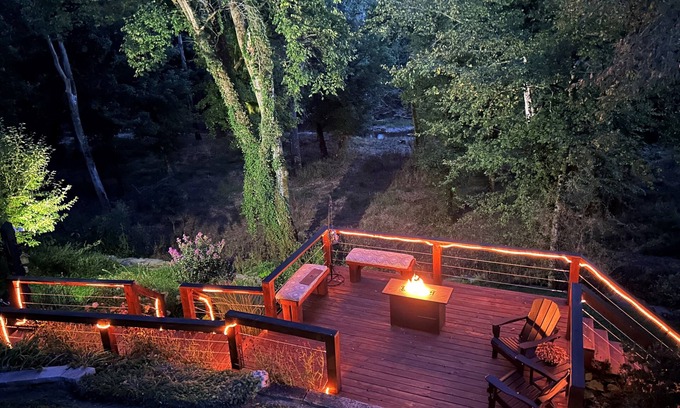 Somerset Cottage | Kick back and relax in this calm, stylish cottage on the creek.