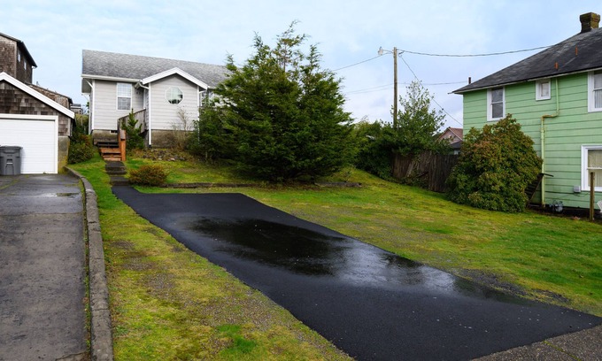 Seaside House | Kids welcome! 1/2 block to beach. King bed, Pack 'n Play, NO PET FEE!
