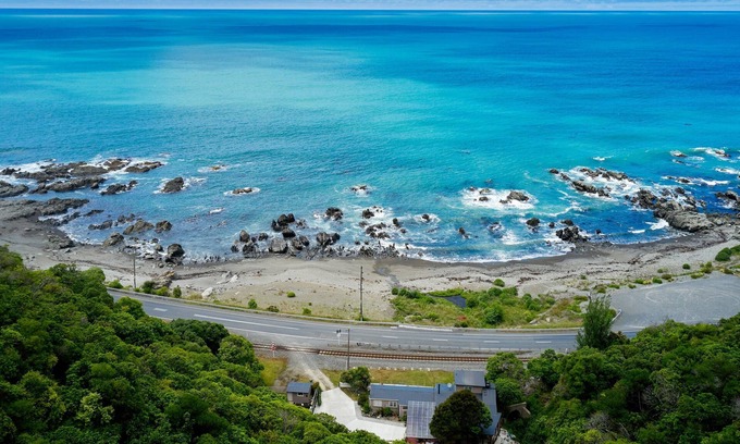 Kaikoura House | Kiekie Lodge - Goose Bay Holiday Home