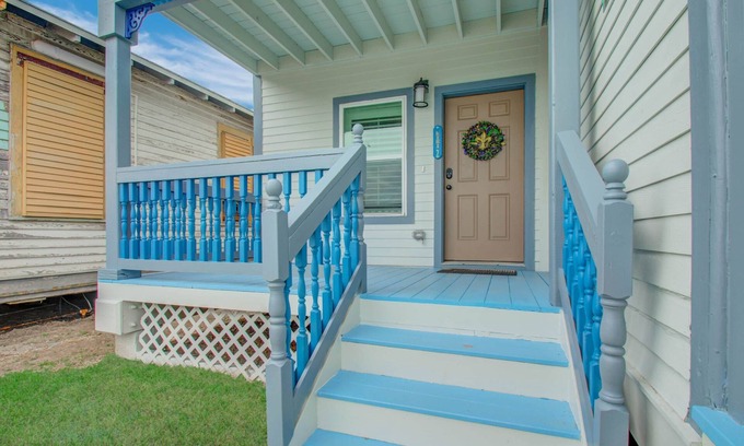 Galveston House | Kiki-2: WALK to the BEACH and Pleasure Pier!, Short Walk to Beach and Pleasure Pier!