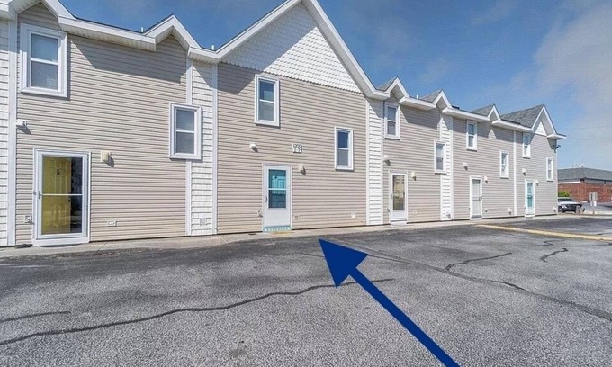 Kill Devil Hills House | Kill Devil Hills Oceanside Townhouse - 4 min. walk to beach access - Sleeps 4-5