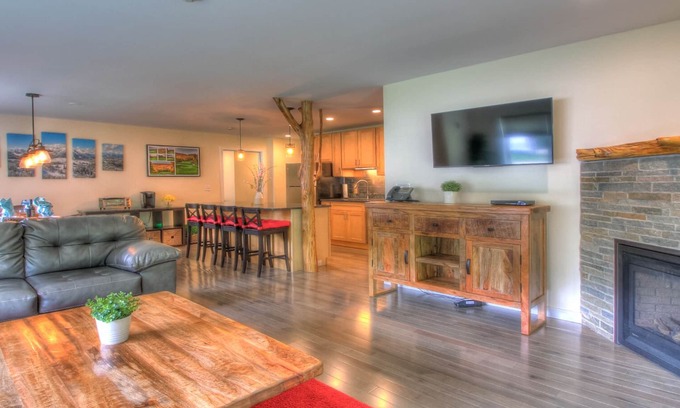 Killington Condo | Killington Tree House: 2 Room Modern Condo 432