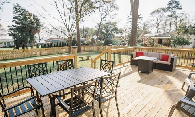 Santee House | Kindred Spirits Retreat at Lake Marion - Pet Friendly Getaway Minutes from I-95!