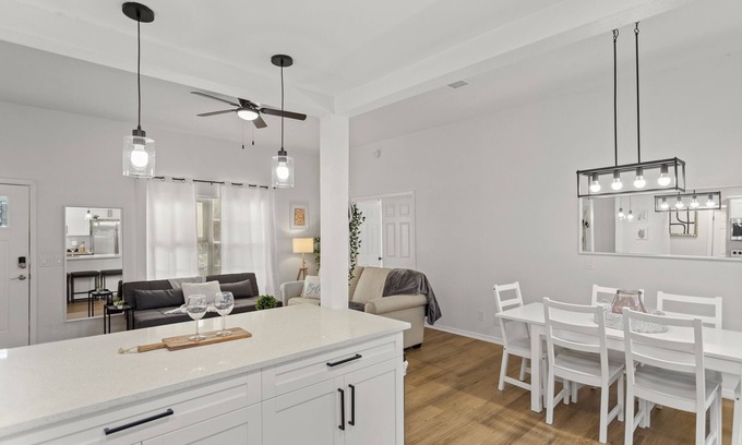 Kissimmee House | King bd/Modern Home sleeps 8 w/private backyard