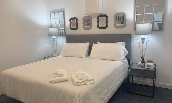 Downtown House | King bed and 4 twins in a 3 BR 2.5 bath Sleeps 6-8 Heart of Downtown Raleigh
