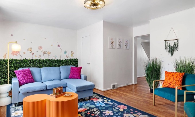 South Side Flats House | King Bed - BBQ & Hot Tub - Centrally Located