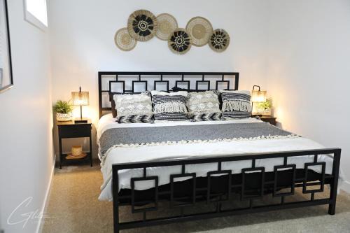 Southwest Edmonton House | King Bed,Disney,Long Stays,Garage,Airport