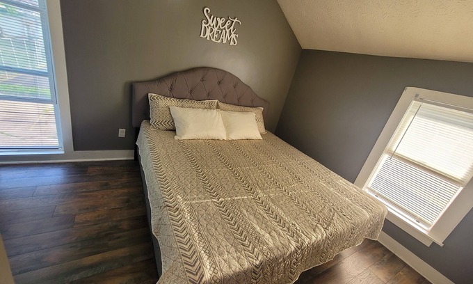 Lansing Apartment | King Bed Downtown Sparrow Hospital