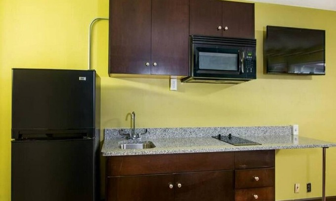 Selma Hotel | King Bed Efficiency Non-Smoking at Royal Extended Stay Hotel Selma I-95
