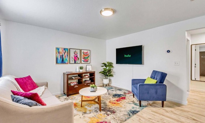Sugar House Apartment | King bed - Fast Wi-Fi - Walker's Paradise