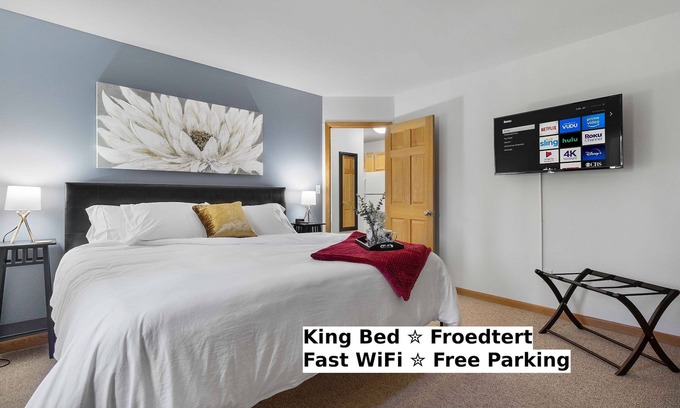Wauwatosa Apartment | King Bed-FAST WiFi - Near Froedtert - Undrgrd Parking
