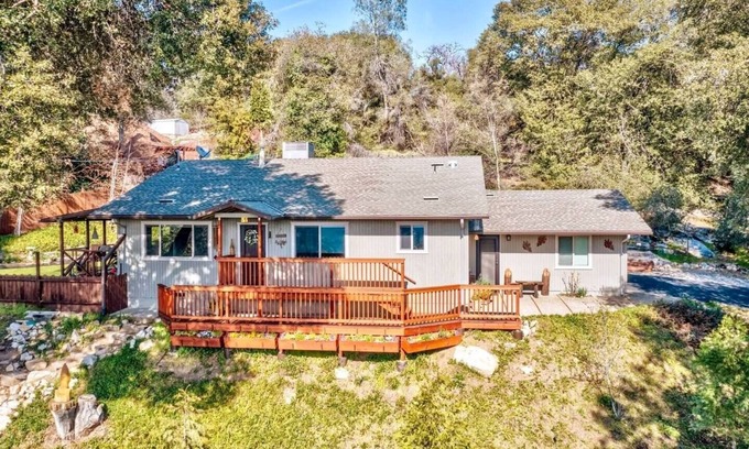 Yosemite Forks Cabin | King Bed/Fast WiFi/Spa - Buckeye Bungalow