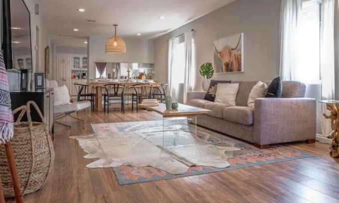 Logan Heights House | ⭐️King Bed⭐️FirePit⭐️Full Kitchen⭐️Patio ⭐️W/D⭐️BBQ
