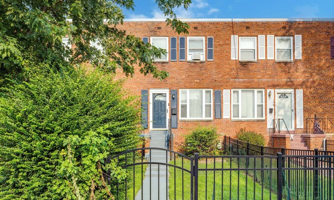 Southwest Quadrant House | {King Bed & Free Parking & Fenced Yard} ~ {Vintage Retreat}