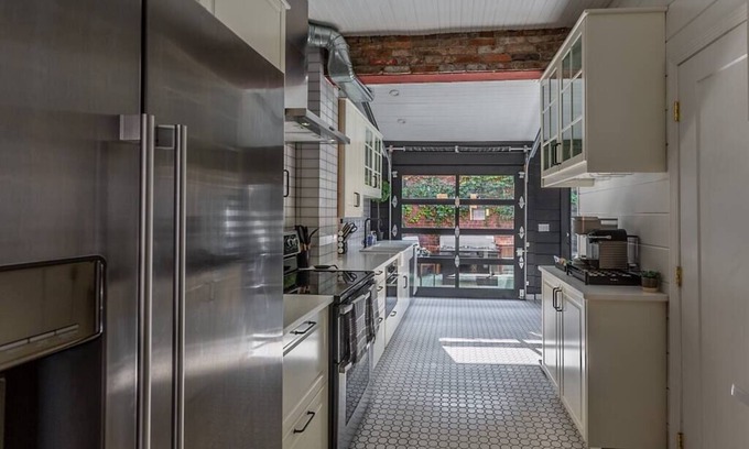 South Side Flats House | King Bed | Free Parking | Arcade | Fire Pit