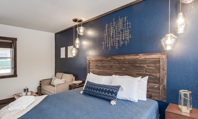 Prescott Hotel | King Bed | Free Parking | Walk to Philanders