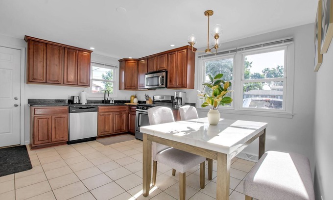 Cheektowaga House | King Bed, Fresh & Clean. 3 Bed 1.5 Bath, Extended Stay.