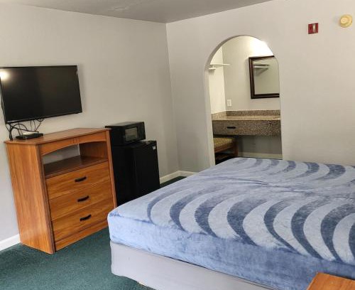 Livingston Apartment | King Bed Hotel Studio 106