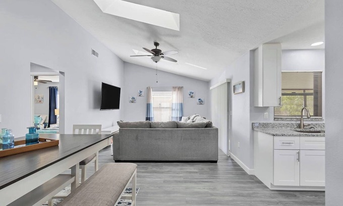 Fruitville House | King Bed huge kitchen Ping-Pong screened patio
