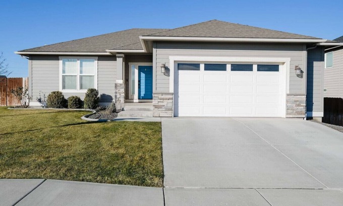 Tri-Cities House | King Bed, Large Kitchen, Yard & Garage #6027