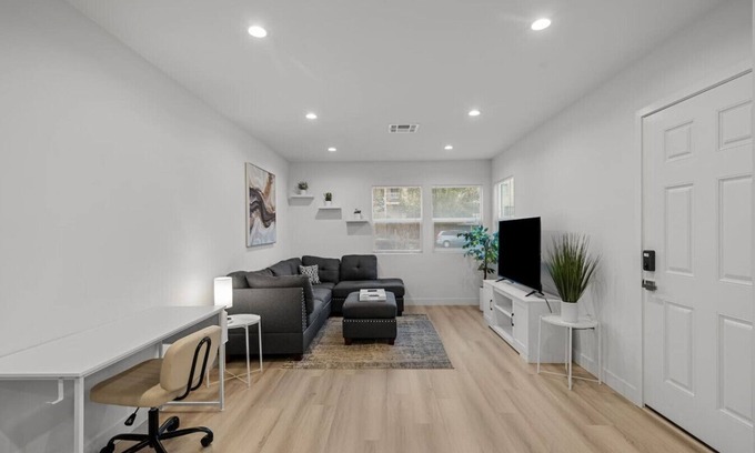 Burbank Apartment | King Bed Near Universal Studios | In-Unit W/D 2002